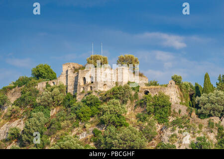 Vue aérienne de l'historial château de Parga, Grèce. Situé sur le sommet d'une colline dominant la ville, il a été utilisé pour protéger la ville. Banque D'Images