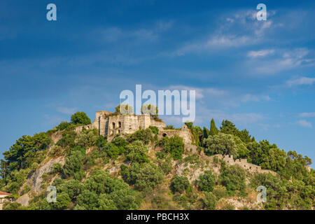 Vue aérienne de l'historial château de Parga, Grèce. Situé sur le sommet d'une colline dominant la ville, il a été utilisé pour protéger la ville. Banque D'Images