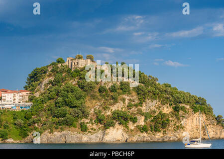 Vue aérienne de l'historial château de Parga, Grèce. Situé sur le sommet d'une colline dominant la ville, il a été utilisé pour protéger la ville. Banque D'Images