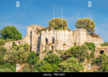 Vue aérienne de l'historial château de Parga, Grèce. Situé sur le sommet d'une colline dominant la ville, il a été utilisé pour protéger la ville. Banque D'Images