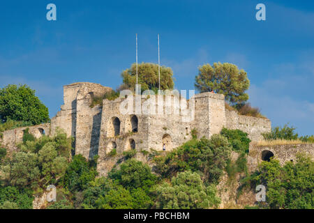 Vue aérienne de l'historial château de Parga, Grèce. Situé sur le sommet d'une colline dominant la ville, il a été utilisé pour protéger la ville. Banque D'Images