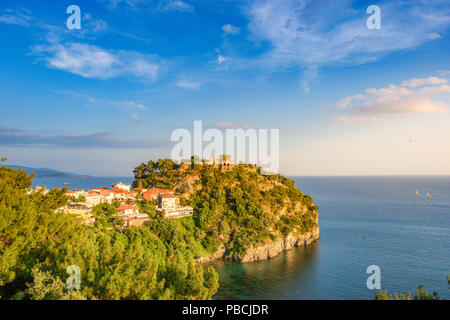 Vue aérienne de l'historial château de Parga, Grèce. Situé sur le sommet d'une colline dominant la ville. Banque D'Images