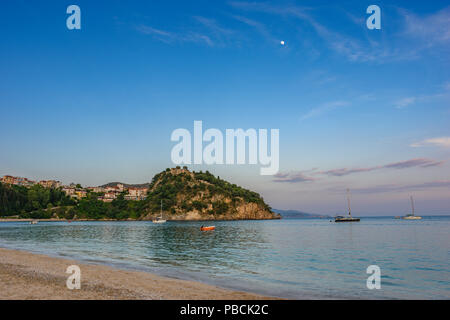Vue panoramique sur la magnifique plage de Valtos au coucher du soleil. C'est l'une des plus longues plages de la ville côtière de Parga, Grèce, Banque D'Images