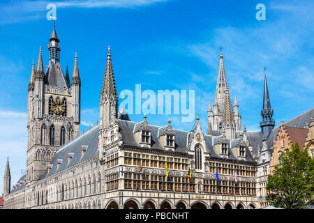 L'architecture du 14ème siècle flamand de la Halle aux Draps, Grote Markt, Ypres, Belgiuum avec la façade restaurée et les 70 mètres de haut du beffroi Banque D'Images