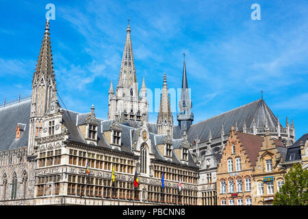 Détail de l'architecture flamande traditionnelle restaurée dans la Halle aux Draps, Grand Place, Ypres, Belgique avec la flèche de St Martens Kathedraal derrière Banque D'Images