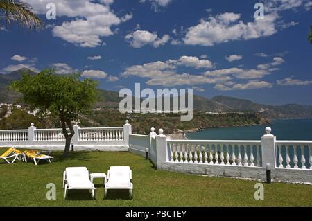 La plage de Burriana à partir de l'Parador de Turismo, Nerja, Malaga province, région d'Andalousie, Espagne, Europe. Banque D'Images