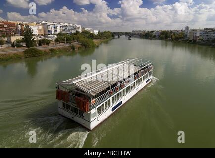 Croisière touristique et Guadalquivir, Séville, Andalousie, Espagne, Europe. Banque D'Images