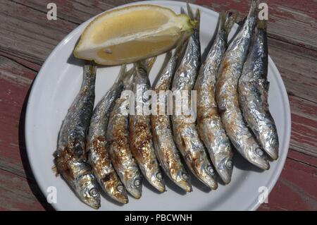 Sardines grillées, Torre del Mar beach, la province de Malaga, Andalousie, Espagne, Europe. Banque D'Images