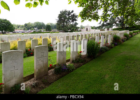 Tombes à Longuenesse (Saint Omer) Cimetière de souvenirs à Saint- Omer, France. Le cimetière, exploité par le Commonwealth War Graves Commission, contient les derniers Banque D'Images