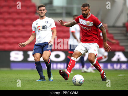 AFC Bournemouth's Lewis Cook (à gauche) et la ville de Bristol's Marlon Pack (à droite) bataille pour la balle lors d'un match amical de pré-saison à Ashton Gate, Bristol. Banque D'Images