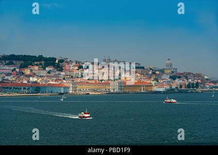 L'horizon de la ville de Lisbonne avec des bateaux (cacilheiro) sur le Tage ; Concept pour voyager au Portugal et visiter Lisbonne Banque D'Images