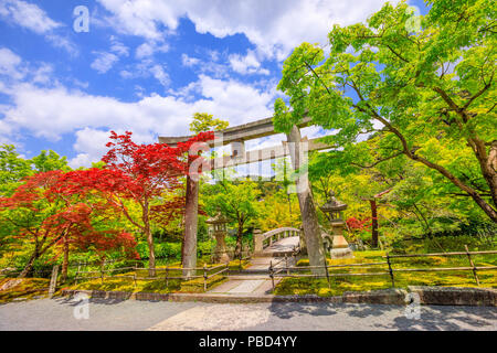 Torii Hengaku menant à la Bosatsu shrine à Eikan-do Zenrin-ji à Kyoto, Japon. Zenrin-ji est le temple principal de Jodoshu le bouddhisme. Banque D'Images