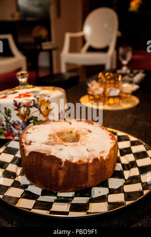 Gâteau avec du sucre en poudre ordinaire sur le dessus sur un fond en bois sombre. selective focus Banque D'Images