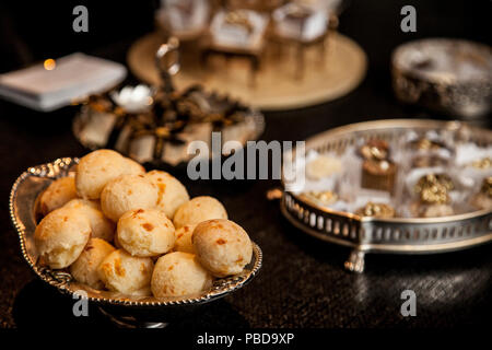 Snack-brésilien (pain au fromage Pao de Queijo") sur le plateau d'argent sur une table en bois sombre, Selective focus. Banque D'Images