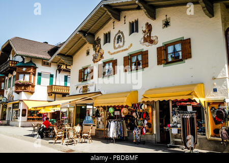 Les gens s'asseoir au café dans le quartier commerçant du centre-ville de Garmisch-partenkirchen, Bavière, Allemagne Banque D'Images