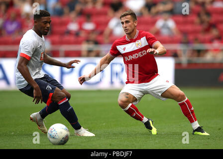 AFC Bournemouth Jordon Ibe (à gauche) et Bristol City's Joe Bryan (à droite) bataille pour la balle lors d'un match amical de pré-saison à Ashton Gate, Bristol. Banque D'Images