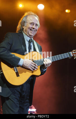 Chanteur et compositeur espagnol Joan Manuel Serrat fonctionne à l'Alfonso XIII Royal Botanic Garden pour les nuits botaniques 2018 Music Festival avec : Joan Manuel Serrat Où : Madrid, Espagne Quand : 26 Juin 2018 Crédit : Oscar Gonzalez/WENN.com Banque D'Images