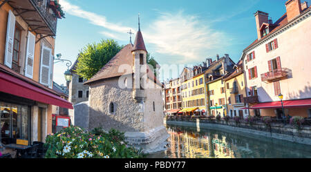 Paysage panoramique avec canal du Thiou et Palais de l'Isle en vieille ville d'Annecy. France Banque D'Images