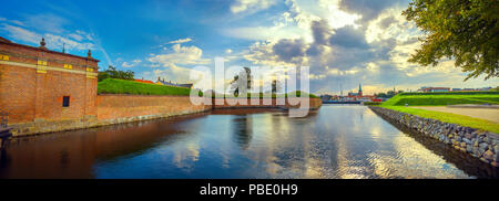 Paysage panoramique avec remparts, douves en eau du château de Kronborg et ville au coucher du soleil. Elseneur, Danemark Banque D'Images