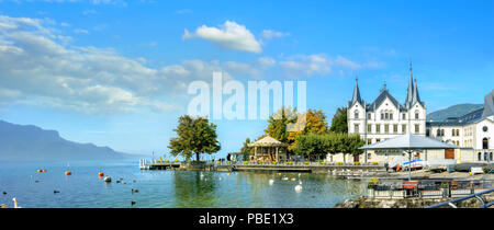 Vue panoramique sur le lac de Genève et de remblai avec quay à Vevey. Le canton de Vaud, Suisse Banque D'Images