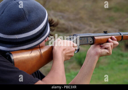 Jeune homme tirant une H&R carabine .44 Magnum à un Corpus Christi, Texas de tir. Banque D'Images