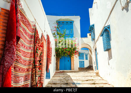 Dans la rue blanc bleu ville Sidi Bou Said. La Tunisie, l'Afrique du Nord Banque D'Images