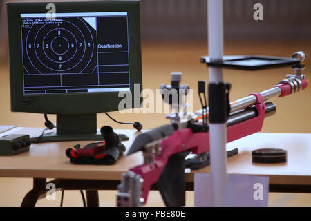 Et carabine à air 10m moniteur cible sur les compétitions sportives Banque D'Images