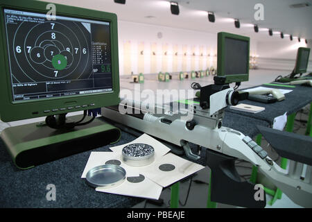 Et carabine à air 10m moniteur cible sur les compétitions sportives Banque D'Images