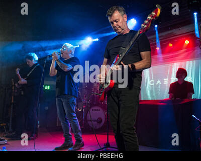 Glasgow, Ecosse. 27, juillet, 2018. Nouveau groupe écossais Caezar jouant avec silencieux Joe Donnelly et ex Jinky Gilmore jouer en live pour la première fois à Oran Mor. © Stuart Westwood/ Alamy Live News Banque D'Images