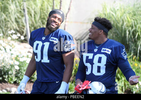 Foxborough, Massachusetts, USA. 27 juillet, 2018. Le joueur de ligne défensive des Patriots de la Nouvelle-Angleterre Deatrich Jr. sage (91) et le joueur de ligne défensive des Patriots de la Nouvelle-Angleterre Keionta Davis (58) chef de la pratique à la New England Patriots training camp qui a eu lieu sur le champs de pratique au stade Gillette, à Foxborough, Massachusetts. Eric Canha/CSM/Alamy Live News Banque D'Images