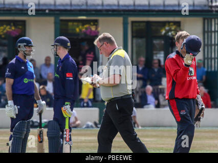 L'Irlande du Nord, Royaume-Uni. 27 juillet 2018. Le Livre vert, Comber, County Down. 27 juillet 2018. Finale de Coupe Waringstown Gallagher (rouge) v CSIN (bleu). Crédit David Hunter/Alamy Live News. Banque D'Images