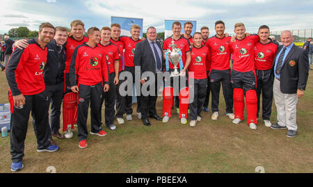 L'Irlande du Nord, Royaume-Uni. 27 juillet 2018. Le Livre vert, Comber, County Down. 27 juillet 2018. Finale de Coupe Waringstown Gallagher v CSIN. Waringstown avec la coupe. Crédit David Hunter/Alamy Live News. Banque D'Images