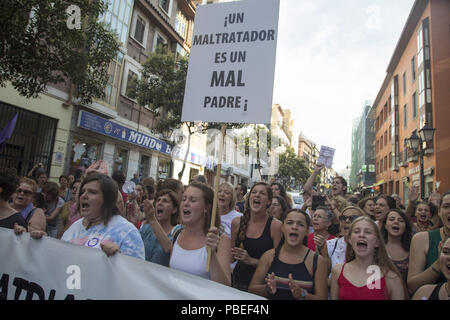 Madrid, Espagne. 27 juillet, 2018. Vu une femme tenant une affiche pendant la manifestation.féministes protester contre une condamnation judiciaire à Juana Rivas de deux ans et demi pour le vol de leurs deux enfants. L'affaire remonte à mai 2016. Credit : Lito Lizana SOPA/Images/ZUMA/Alamy Fil Live News Banque D'Images