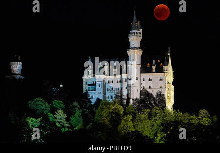 Hohenschwangau, Allemagne. 27 juillet 2018. Une éclipse lunaire, Lune de sang dans le ciel au château de Neuschwanstein (construit par le roi Louis II, 2ème, vu à Hohenschwangau près de Füssen, en Bavière, Allemagne, le 27 juillet 2018. La lune déplacé dans l'ombre de la terre. Avec 1 heure, 43 minutes, son la plus longue éclipse lunaire au 21ème siècle, © Peter Schatz / Alamy Live News Banque D'Images