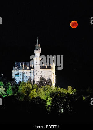 Hohenschwangau, Allemagne. 27 juillet 2018. Une éclipse lunaire, Lune de sang dans le ciel au château de Neuschwanstein (construit par le roi Louis II, 2ème, vu à Hohenschwangau près de Füssen, en Bavière, Allemagne, le 27 juillet 2018. La lune déplacé dans l'ombre de la terre. Avec 1 heure, 43 minutes, son la plus longue éclipse lunaire au 21ème siècle, © Peter Schatz / Alamy Live News Banque D'Images