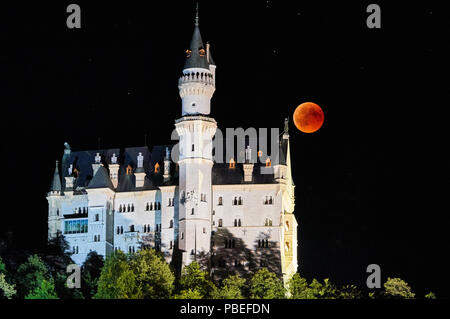 Hohenschwangau, Allemagne. 27 juillet 2018. Une éclipse lunaire, Lune de sang dans le ciel au château de Neuschwanstein (construit par le roi Louis II, 2ème, vu à Hohenschwangau près de Füssen, en Bavière, Allemagne, le 27 juillet 2018. La lune déplacé dans l'ombre de la terre. Avec 1 heure, 43 minutes, son la plus longue éclipse lunaire au 21ème siècle, © Peter Schatz / Alamy Live News Banque D'Images