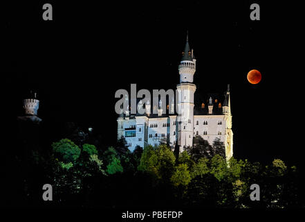 Hohenschwangau, Allemagne. 27 juillet 2018. Une éclipse lunaire, Lune de sang dans le ciel au château de Neuschwanstein (construit par le roi Louis II, 2ème, vu à Hohenschwangau près de Füssen, en Bavière, Allemagne, le 27 juillet 2018. La lune déplacé dans l'ombre de la terre. Avec 1 heure, 43 minutes, son la plus longue éclipse lunaire au 21ème siècle, © Peter Schatz / Alamy Live News Banque D'Images