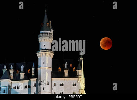 Hohenschwangau, Allemagne. 27 juillet 2018. Une éclipse lunaire, Lune de sang dans le ciel au château de Neuschwanstein (construit par le roi Louis II, 2ème, vu à Hohenschwangau près de Füssen, en Bavière, Allemagne, le 27 juillet 2018. La lune déplacé dans l'ombre de la terre. Avec 1 heure, 43 minutes, son la plus longue éclipse lunaire au 21ème siècle, © Peter Schatz / Alamy Live News Banque D'Images