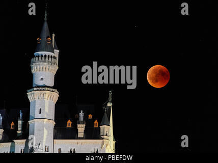 Hohenschwangau, Allemagne. 27 juillet 2018. Une éclipse lunaire, Lune de sang dans le ciel au château de Neuschwanstein (construit par le roi Louis II, 2ème, vu à Hohenschwangau près de Füssen, en Bavière, Allemagne, le 27 juillet 2018. La lune déplacé dans l'ombre de la terre. Avec 1 heure, 43 minutes, son la plus longue éclipse lunaire au 21ème siècle, © Peter Schatz / Alamy Live News Banque D'Images