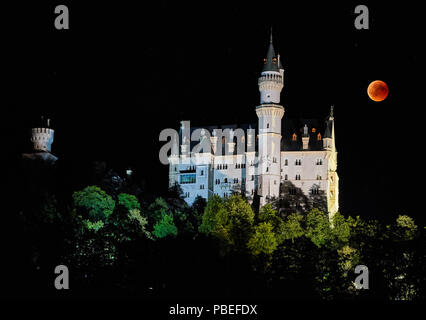 Hohenschwangau, Allemagne. 27 juillet 2018. Une éclipse lunaire, Lune de sang dans le ciel au château de Neuschwanstein (construit par le roi Louis II, 2ème, vu à Hohenschwangau près de Füssen, en Bavière, Allemagne, le 27 juillet 2018. La lune déplacé dans l'ombre de la terre. Avec 1 heure, 43 minutes, son la plus longue éclipse lunaire au 21ème siècle, © Peter Schatz / Alamy Live News Banque D'Images