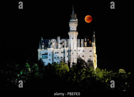 Hohenschwangau, Allemagne. 27 juillet 2018. Une éclipse lunaire, Lune de sang dans le ciel au château de Neuschwanstein (construit par le roi Louis II, 2ème, vu à Hohenschwangau près de Füssen, en Bavière, Allemagne, le 27 juillet 2018. La lune déplacé dans l'ombre de la terre. Avec 1 heure, 43 minutes, son la plus longue éclipse lunaire au 21ème siècle, © Peter Schatz / Alamy Live News Banque D'Images