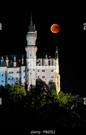 Hohenschwangau, Allemagne. 27 juillet 2018. Une éclipse lunaire, Lune de sang dans le ciel au château de Neuschwanstein (construit par le roi Louis II, 2ème, vu à Hohenschwangau près de Füssen, en Bavière, Allemagne, le 27 juillet 2018. La lune déplacé dans l'ombre de la terre. Avec 1 heure, 43 minutes, son la plus longue éclipse lunaire au 21ème siècle, © Peter Schatz / Alamy Live News Banque D'Images