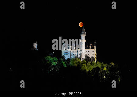 Hohenschwangau, Allemagne. 27 juillet 2018. Une éclipse lunaire, Lune de sang dans le ciel au château de Neuschwanstein (construit par le roi Louis II, 2ème, vu à Hohenschwangau près de Füssen, en Bavière, Allemagne, le 27 juillet 2018. La lune déplacé dans l'ombre de la terre. Avec 1 heure, 43 minutes, son la plus longue éclipse lunaire au 21ème siècle, © Peter Schatz / Alamy Live News Banque D'Images