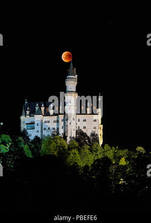 Hohenschwangau, Allemagne. 27 juillet 2018. Une éclipse lunaire, Lune de sang dans le ciel au château de Neuschwanstein (construit par le roi Louis II, 2ème, vu à Hohenschwangau près de Füssen, en Bavière, Allemagne, le 27 juillet 2018. La lune déplacé dans l'ombre de la terre. Avec 1 heure, 43 minutes, son la plus longue éclipse lunaire au 21ème siècle, © Peter Schatz / Alamy Live News Banque D'Images