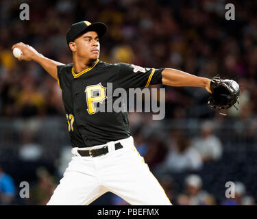 Pittsburgh, USA. 27 juillet, 2018. Pirates de Pittsburgh lanceur droitier Edgar Santana (37) emplacements contre les Mets de New York dans leur jeu à Pittsburgh, USA. Brent Clark/CSM/Alamy Live News Banque D'Images