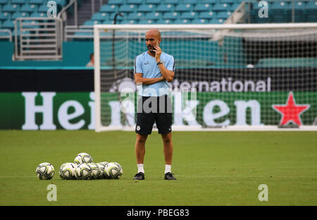 Miami Gardens, Florida, USA. 27 juillet, 2018. Manchester City Pep Guardiola l'entraîneur-chef en action pendant une session de simulation en préparation d'un match de Coupe des Champions internationaux contre le FC Bayern au Hard Rock Stadium de Miami Gardens, en Floride. Crédit : Mario Houben/ZUMA/Alamy Fil Live News Banque D'Images