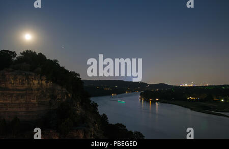 Texas, USA. 27 juillet 2018. La lune brille avec des tons de rouge et orange à côté de la planète Mars sur la skyline de Austin, Texas à la soirée du vendredi 27 juillet. Credit : Eva Hawker/Alamy Live News Banque D'Images