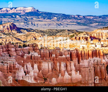 L'Utah, USA. 1er juin 2018. Les couleurs vives des caractéristiques géologiques de la dépression de l'Amphithéâtre de Bryce Canyon en fin d'après-midi soleil, photographié à partir de la Rim Trail près de Sunrise Point négliger. Le Parc National de Bryce Canyon dans le sud de l'Utah est une attraction unique pour les vacanciers et les touristes. Credit : Arnold Drapkin/ZUMA/Alamy Fil Live News Banque D'Images