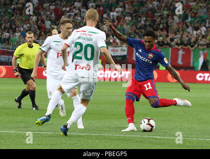 Nizhny Novgorod, Russie. 30 Juin, 2015. Joueur Lokomotiv Vladislav Ignatiev et le CSKA player Vitinho vu pendant le match de la Super Coupe de Russie Olimp.le CSKA Moscou a remporté la Super Coupe de Russie Olimp avec une victoire de 1-0 au Stade Lokomotive à Nizhny Novgorod. Credit : Aleksey Fokin SOPA/Images/ZUMA/Alamy Fil Live News Banque D'Images