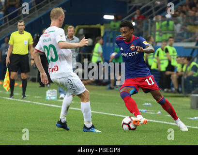 Nizhny Novgorod, Russie. 30 Juin, 2015. Vladislav Lgnatiev du Lokomotiv et Vitinho de CSKA vu pendant le match de la Super Coupe de Russie Olimp.le CSKA Moscou a remporté la Super Coupe de Russie Olimp avec une victoire de 1-0 au Stade Lokomotive à Nizhny Novgorod. Credit : Aleksey Fokin SOPA/Images/ZUMA/Alamy Fil Live News Banque D'Images